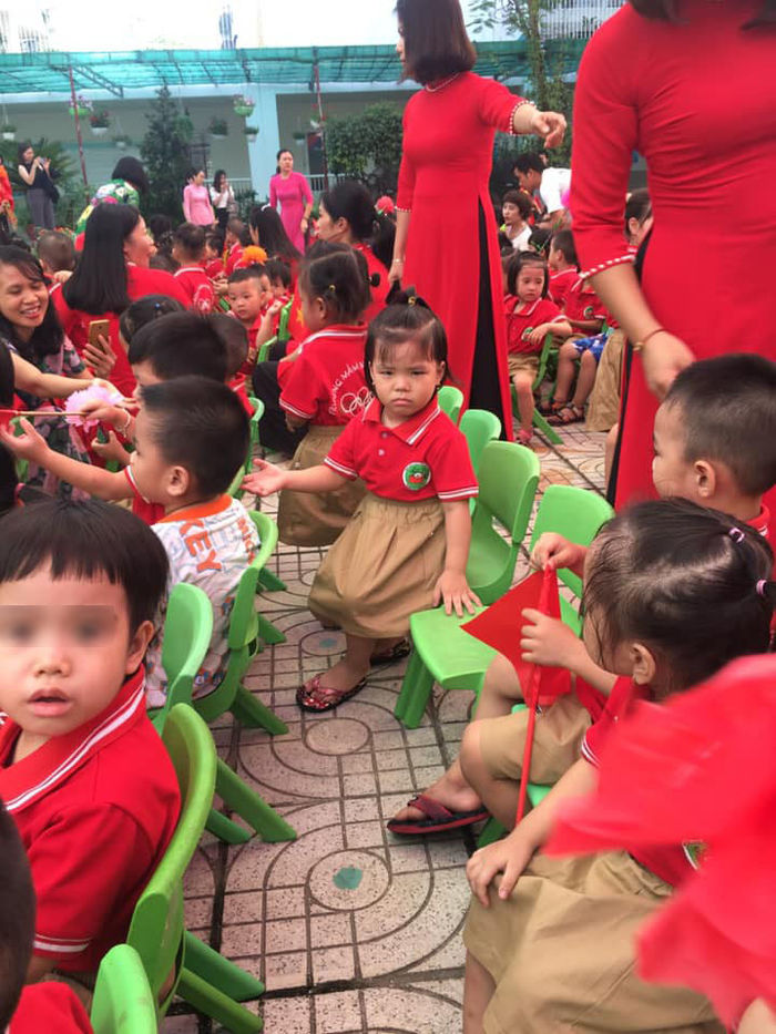 Cười nghiêng ngả với loạt biểu cảm của học sinh trong lễ khai giảng