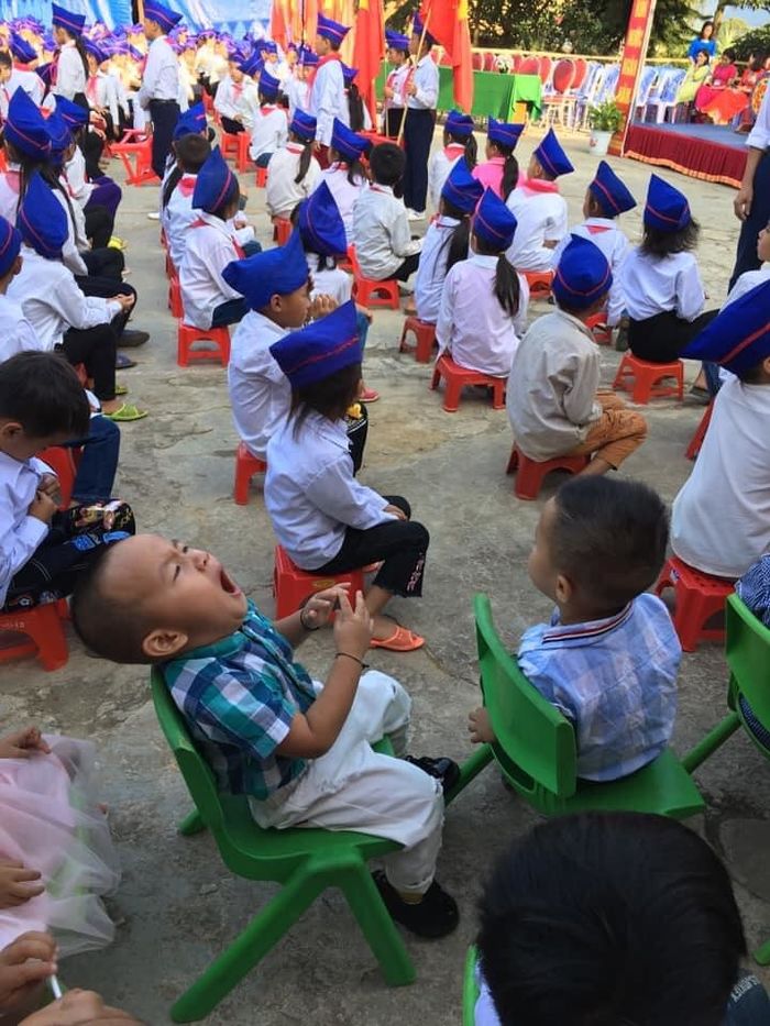 Cười nghiêng ngả với loạt biểu cảm của học sinh trong lễ khai giảng