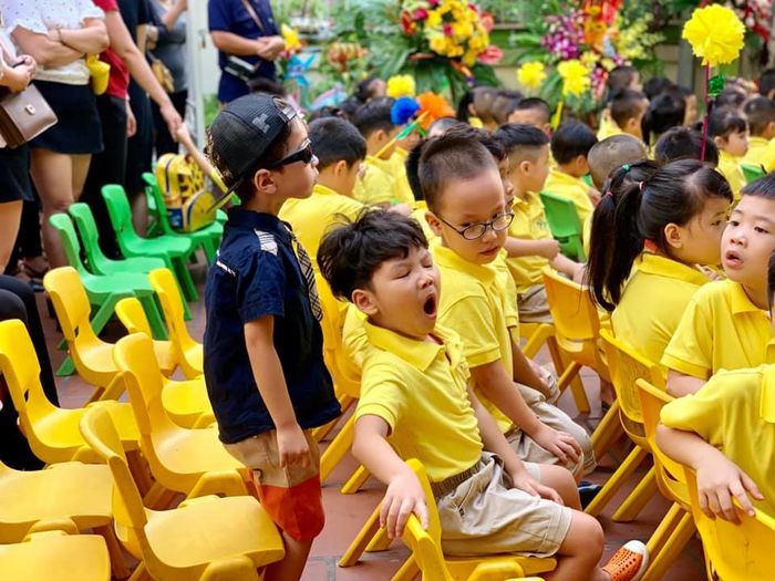 Cười nghiêng ngả với loạt biểu cảm của học sinh trong lễ khai giảng
