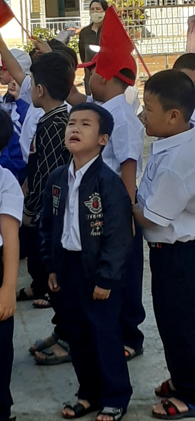 Cười nghiêng ngả với loạt biểu cảm của học sinh trong lễ khai giảng