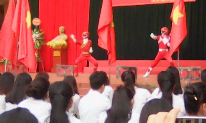 Nhóm học sinh hoá thân thành siêu nhân trong lễ khai giảng