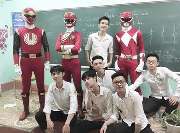 Nhóm học sinh hoá thân thành siêu nhân trong lễ khai giảng