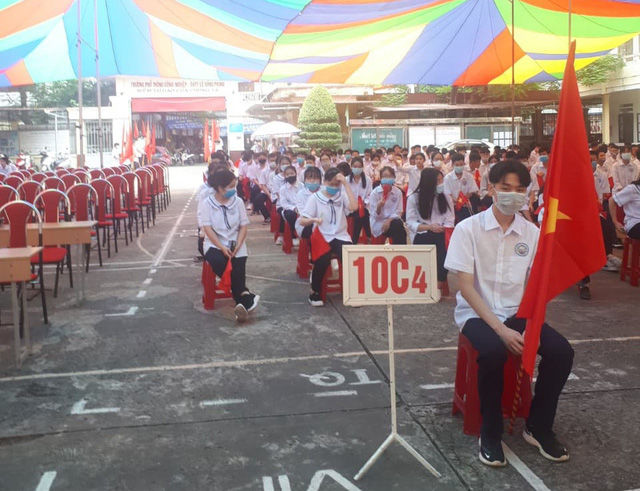 Nhóm học sinh hoá thân thành siêu nhân trong lễ khai giảng