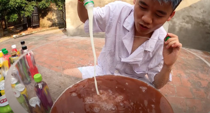 Con trai Bà Tân Vlog trộn 50 loại nước ngọt cho người thân uống
