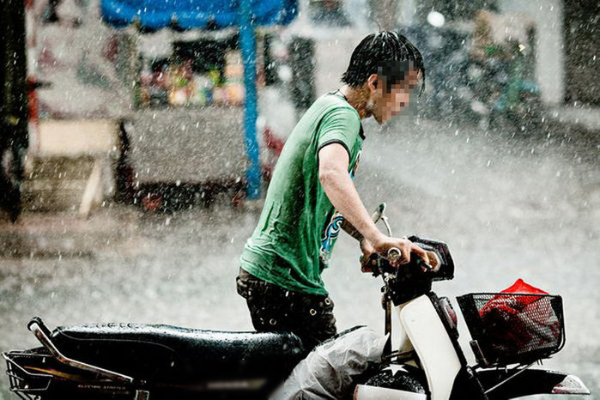 Bỏ rơi bạn gái vì nghĩ cô chê mình đi xe số, thanh niên bị chỉ trích