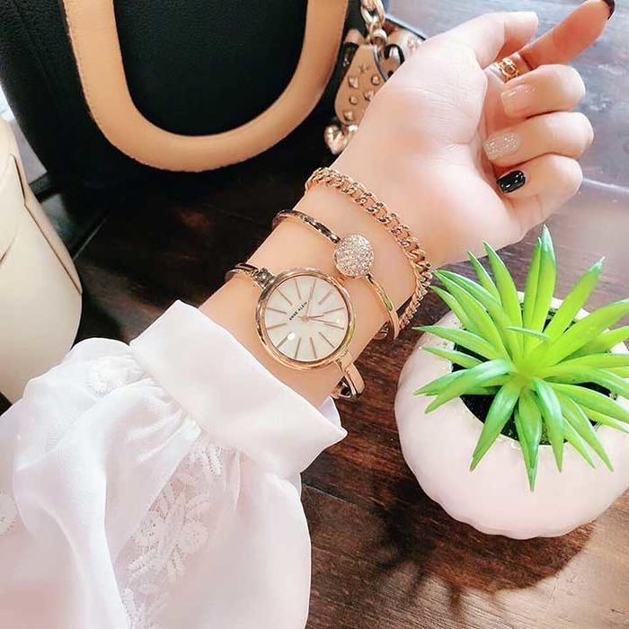 Mẫu đồng hồ được nhiều chị em yêu thích nhất: Đồng hồ dây kim loại