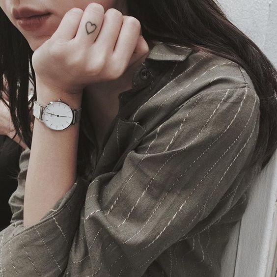 Mẫu đồng hồ được nhiều chị em yêu thích nhất: Đồng hồ dây kim loại
