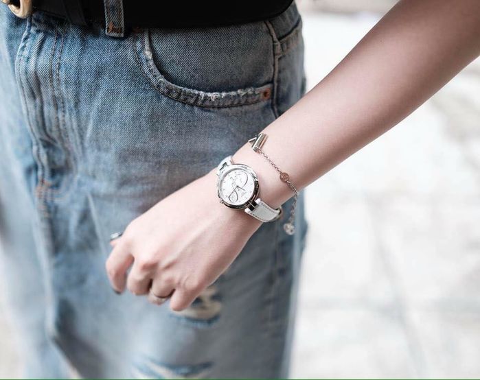 Mẫu đồng hồ được nhiều chị em yêu thích nhất: Đồng hồ dây kim loại