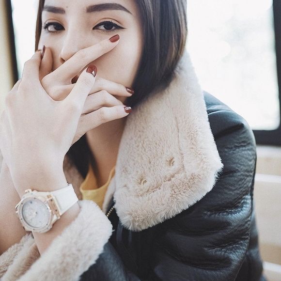 Mẫu đồng hồ được nhiều chị em yêu thích nhất: Đồng hồ dây kim loại