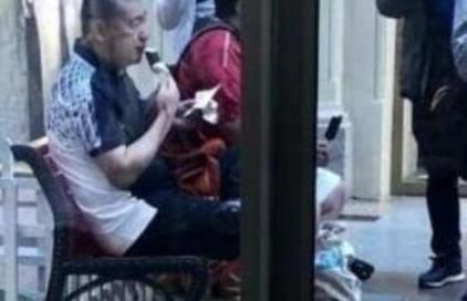 Ăn kem một mình, MC 60 tuổi nổi tiếng của CCTV bị cho là kẻ thất bại
