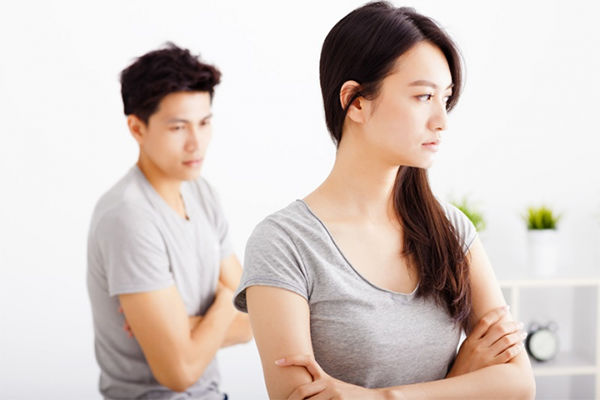 Bị chồng mắng vì luộc gà rách toạc da, vợ gắt: Ở đấy mà chỉ tay 5 ngón