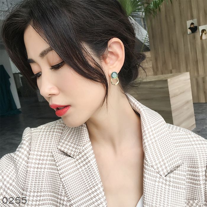 Bí quyết chọn trang sức cho cô nàng công sở: Tránh trang sức rườm rà