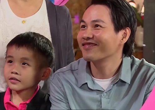 Ông bố đơn thân được con trai 7 tuổi hộ tống lên show hẹn hò