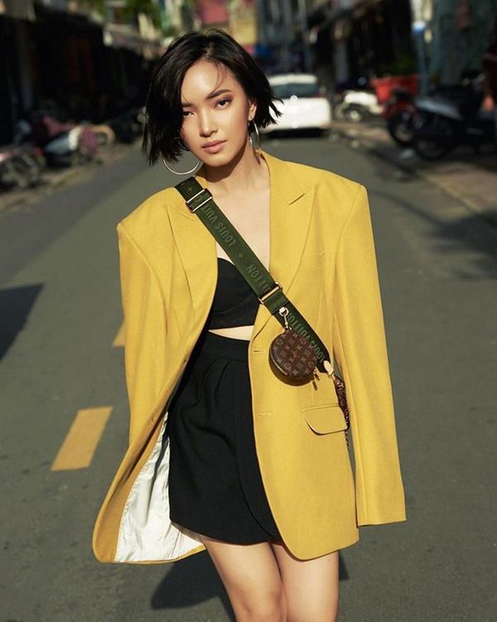 Cách phối blazer cho nàng công sở: Váy xếp ly tăng nữ tính