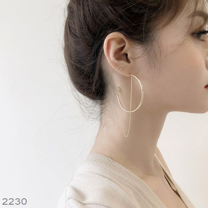 Cách chọn hoa tai theo dáng mặt cho nàng: Mặt vuông khuyên tròn