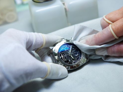 Cách bảo quản đá quý đính trên đồng hồ: Không mang đồng hồ đi tắm biển