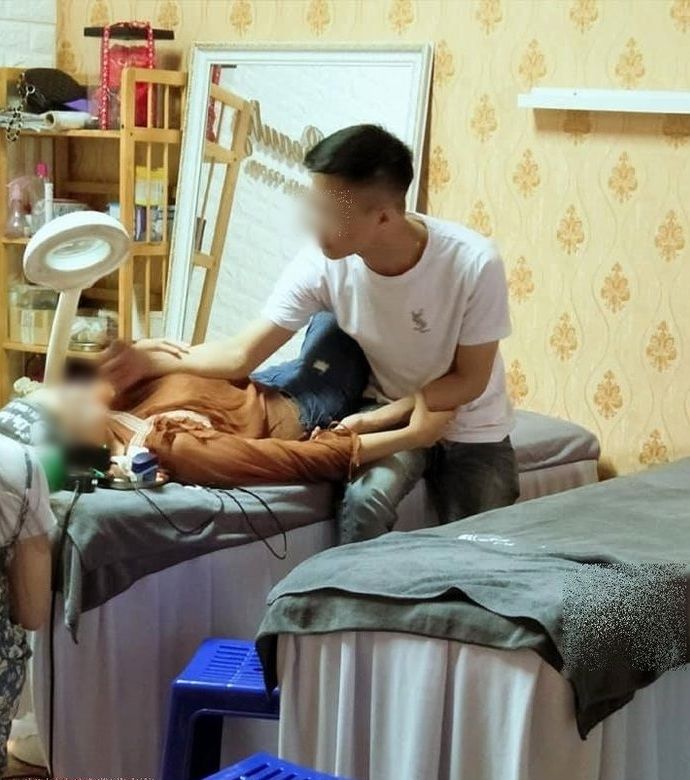 Cảm động hình ảnh anh chồng tỉ mẩn chăm sóc vợ đại tu vòng 1
