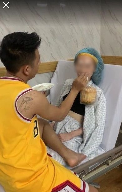 Cảm động hình ảnh anh chồng tỉ mẩn chăm sóc vợ đại tu vòng 1