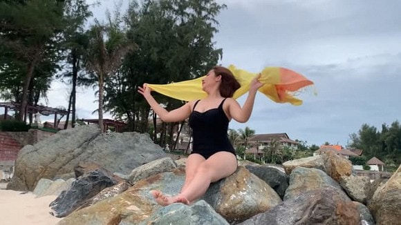 Cát Tường diện bikini khoe body gợi cảm kèm lời nhắn đến antifan