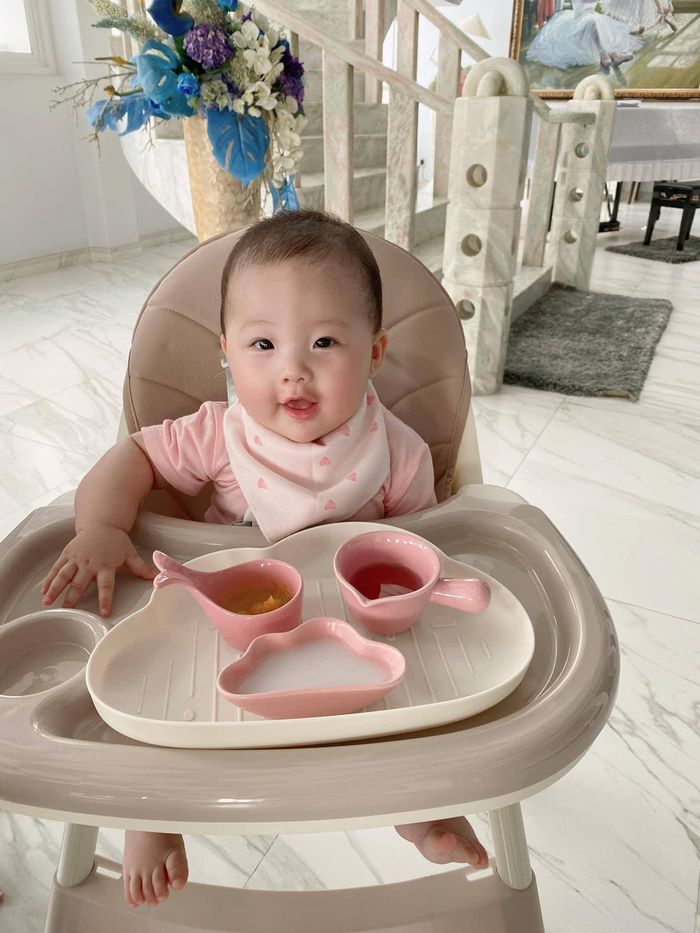 Cháu gái ruột Trấn Thành: Ăn thịt bò 20 triệu/kg từ trong bụng mẹ