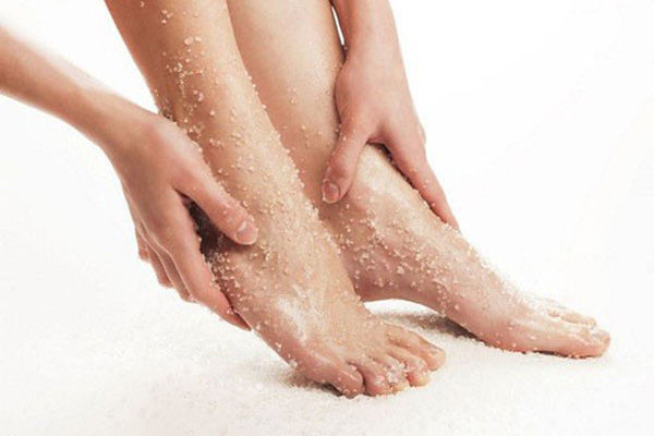 Khắc phục gót chân nứt nẻ: Úp chanh vào gót chân, massage với dầu mè