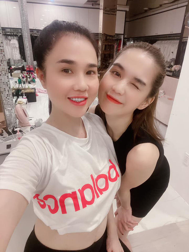 Chị gái Ngọc Trinh sau 2 lần sinh nở vẫn tự tin khoe eo con kiến
