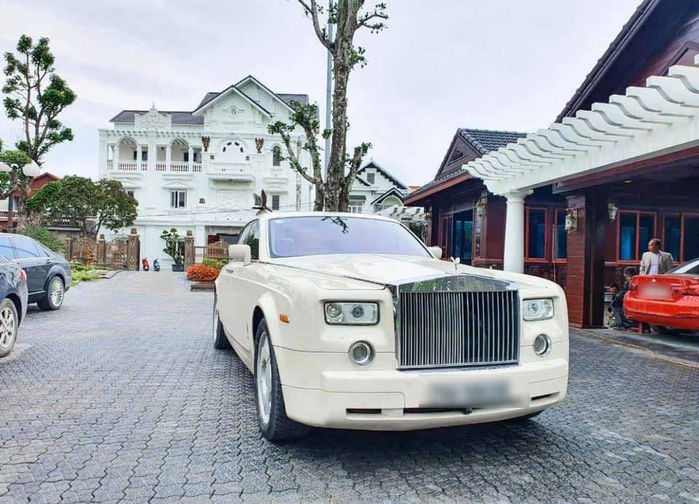 Cô gái bước ra từ biệt phủ có trực thăng, con trai chủ nhà lên tiếng
