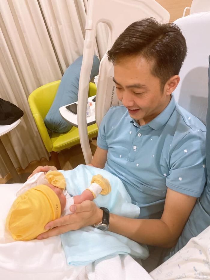 Cường Đôla đưa con gái 1 tháng tuổi đến nơi bố mẹ lần đầu gặp nhau
