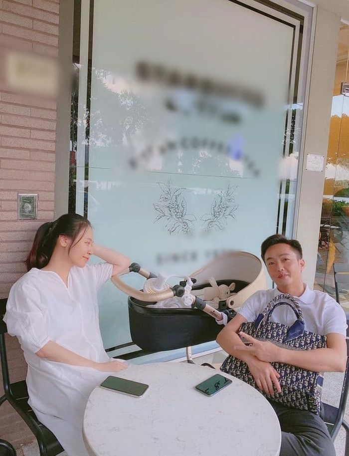 Cường Đôla đưa con gái 1 tháng tuổi đến nơi bố mẹ lần đầu gặp nhau