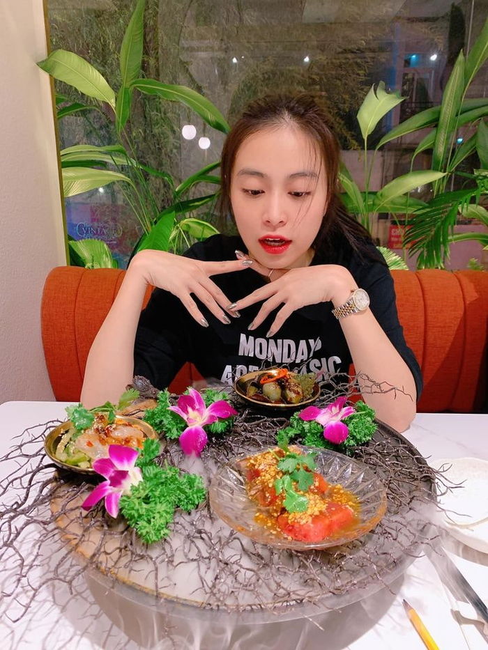 Cường Đôla mua túi hiệu cho con gái, Hari Won mừng sinh nhật mẹ