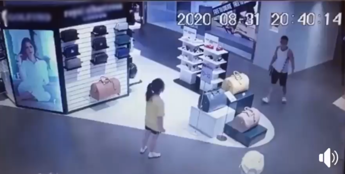 Dạo trung tâm thương mại, ông bố “cầm nhầm” túi xách của cửa hàng