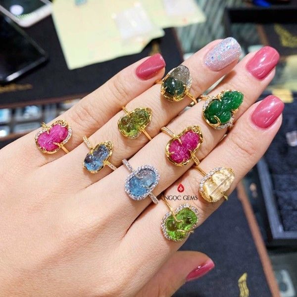 Cách đeo nhẫn phong thủy để tăng tài vận cho nàng: Mệnh Hỏa ngón trỏ