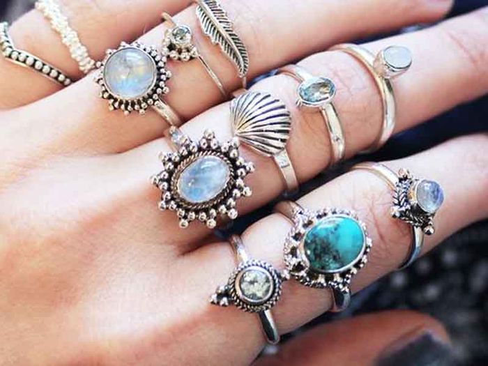 Cách đeo nhẫn phong thủy để tăng tài vận cho nàng: Mệnh Hỏa ngón trỏ