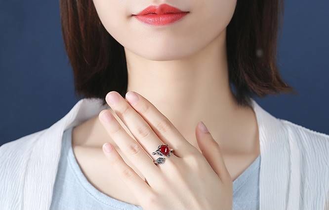 Cách đeo nhẫn phong thủy để tăng tài vận cho nàng: Mệnh Hỏa ngón trỏ