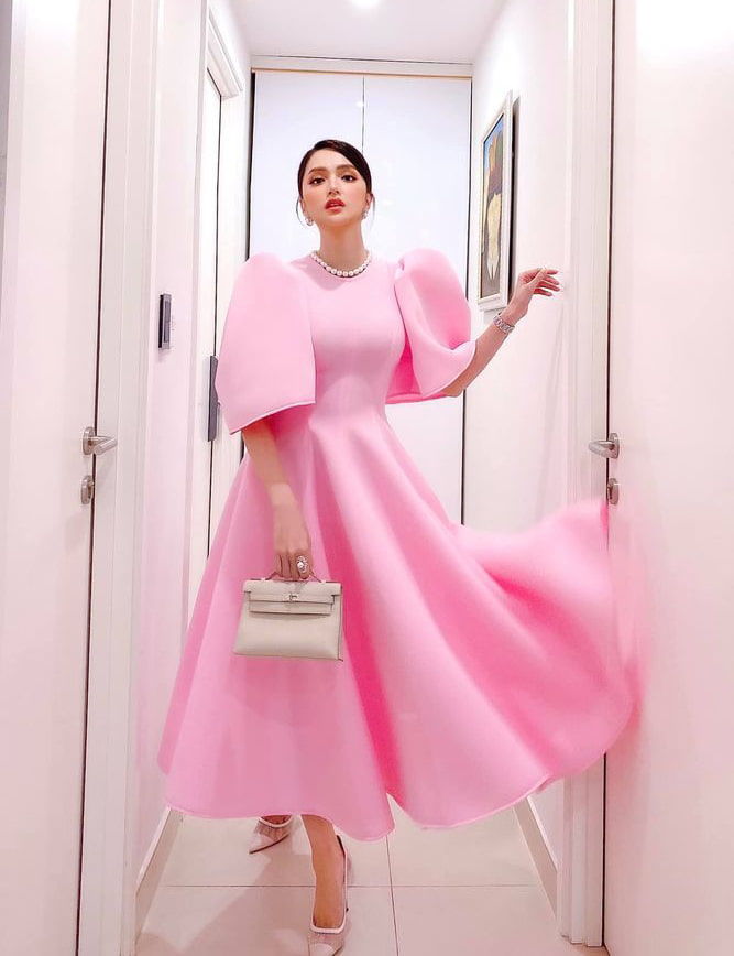 Cường Đôla mua túi hiệu cho con gái, Hari Won mừng sinh nhật mẹ