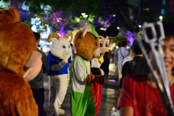 Xúc động cảnh bé 9 tuổi mặc đồ mascot ngồi gục ở góc phố để mưu sinh