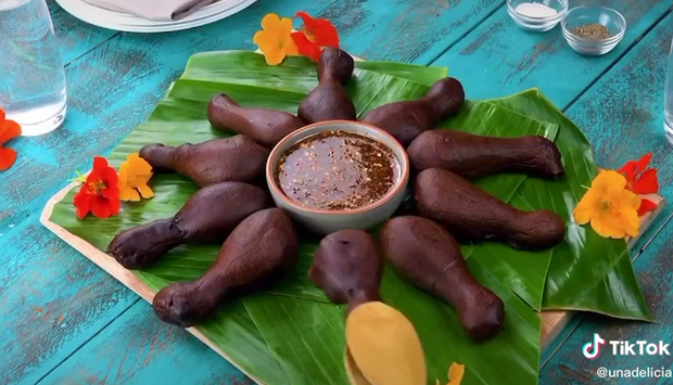 Mục sở thị món gà rán tẩm sôcôla, ngoài ngọt trong mặn