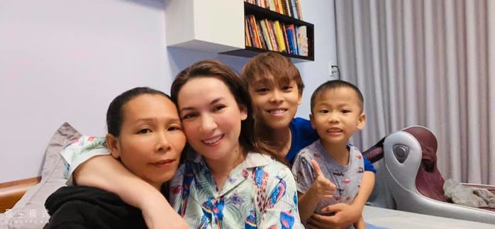 Hồ Văn Cường núp dưới gầm sân khấu hát bè cho Phi Nhung