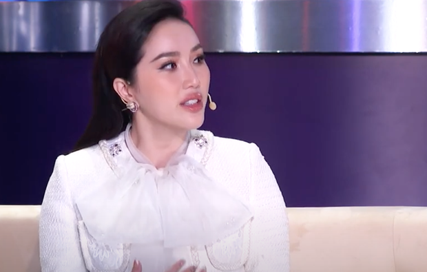 Hương Giang: Ai nhiều đất đai thì chữ ký ngoằn ngoèo