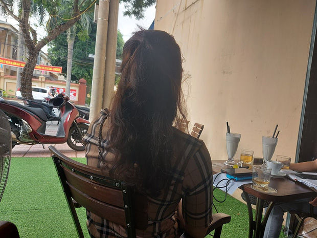Không chỉ sửa mũi hỏng, cô gái còn phải lôi kéo khách mới hoàn tiền