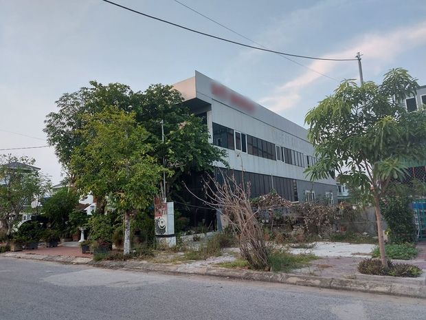 Không chỉ sửa mũi hỏng, cô gái còn phải lôi kéo khách mới hoàn tiền