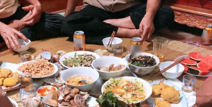Lần đầu về ra mắt gia đình người yêu, cô gái uống liền 22 chén rượu