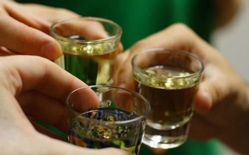 Lần đầu về ra mắt gia đình người yêu, cô gái uống liền 22 chén rượu