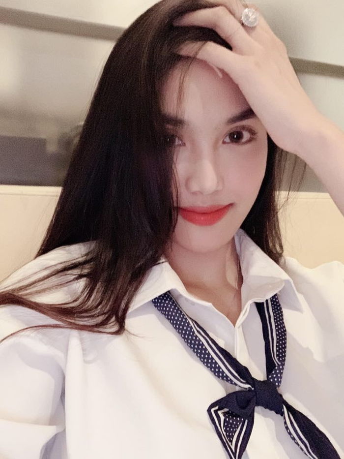 Lan Khuê khoe khéo nhẫn kim cương khủng khiến fan lóa mắt