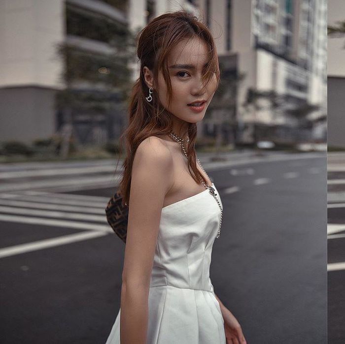 Lan Ngọc bị fan hỏi thẳng có đặt túi ngực không vì ảnh cũ khiêm tốn