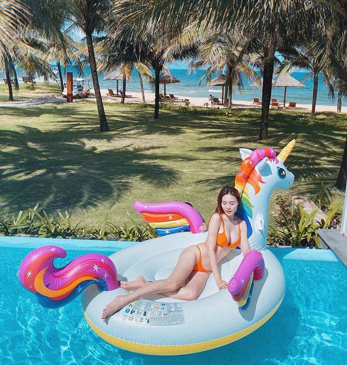 Lan Ngọc bị fan hỏi thẳng có đặt túi ngực không vì ảnh cũ khiêm tốn