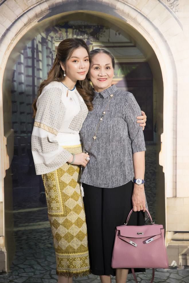 Lý Nhã Kỳ lộng lẫy, gu thời trang của mẹ ruột lại tối giản mà hút mắt