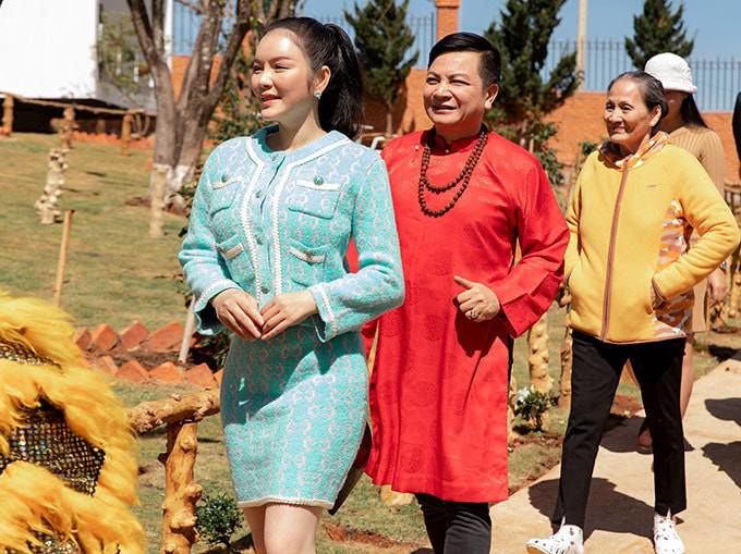 Lý Nhã Kỳ lộng lẫy, gu thời trang của mẹ ruột lại tối giản mà hút mắt