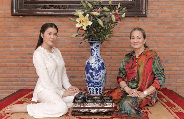 Lý Nhã Kỳ lộng lẫy, gu thời trang của mẹ ruột lại tối giản mà hút mắt