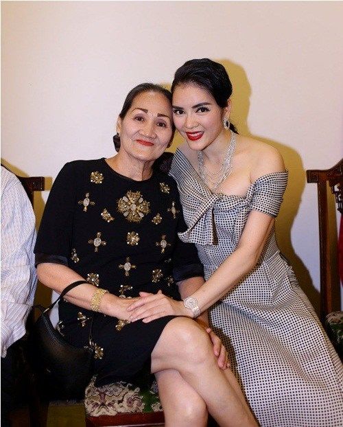 Lý Nhã Kỳ lộng lẫy, gu thời trang của mẹ ruột lại tối giản mà hút mắt